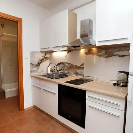 Gogi - One Bedroom A5 Τρογκίρ
